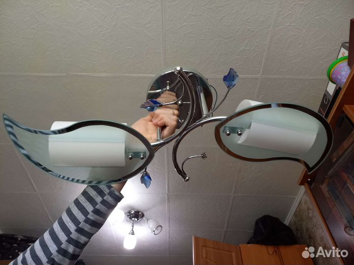 Небольшая потолочная люстра нежная