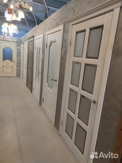 Рабочие на производство межкомнатных дверей