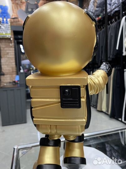 Статуэтка космонавт