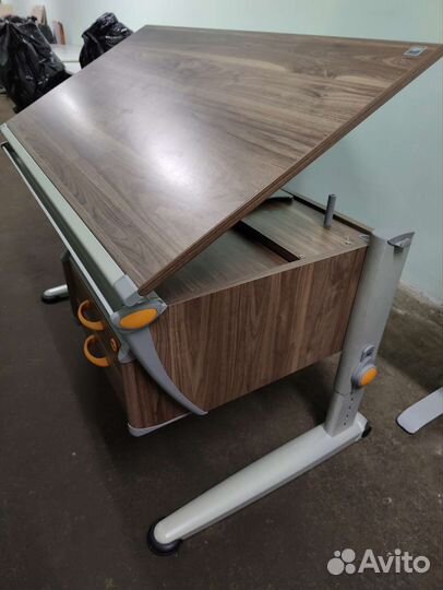 Растущая парта Moll орех