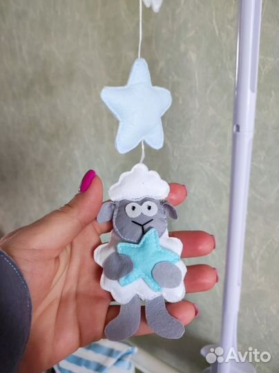 Мобиль на кроватку из фетра