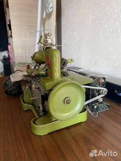Швейная машинка оверлок