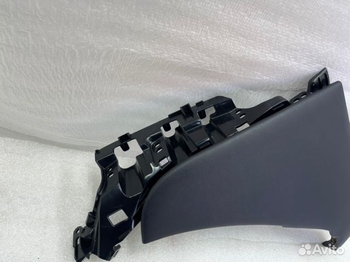 Накладка торпедо левая Toyota Land Cruiser 200