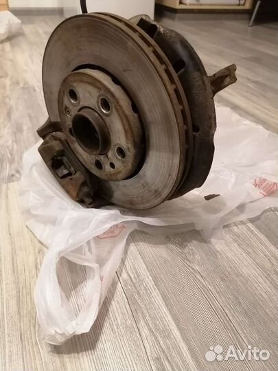 Кулак поворотный левый skoda octavia tour