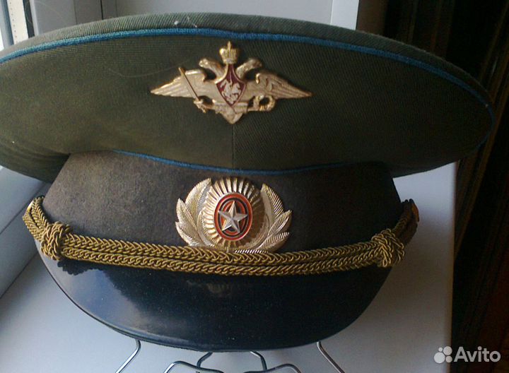 Китель, брюки офицера, фуражка