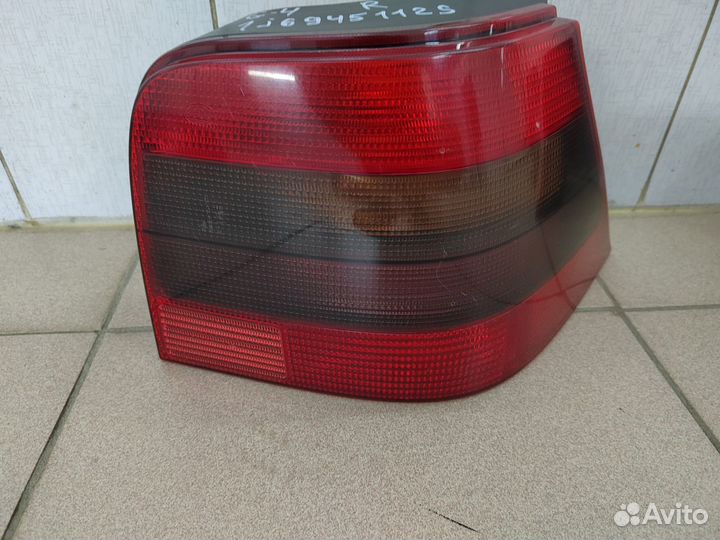Фонарь задний R Volkswagen Golf 4 1J6945112S