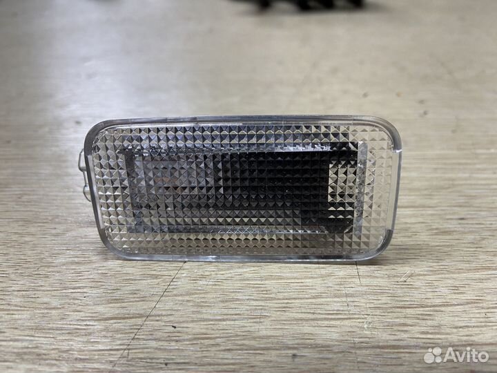 Плафон освещения багажника Toyota Camry 75