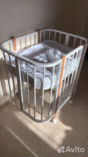 Детская кроватка с маятником
