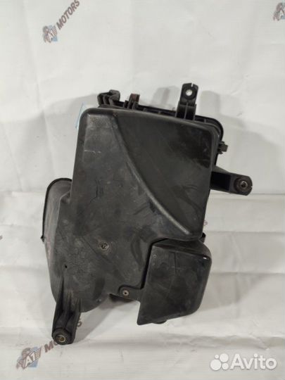 Корпус воздушного фильтра Toyota Crown Majesta