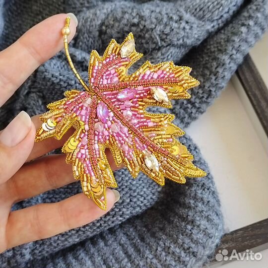 Брошь на пальто кленовый лист