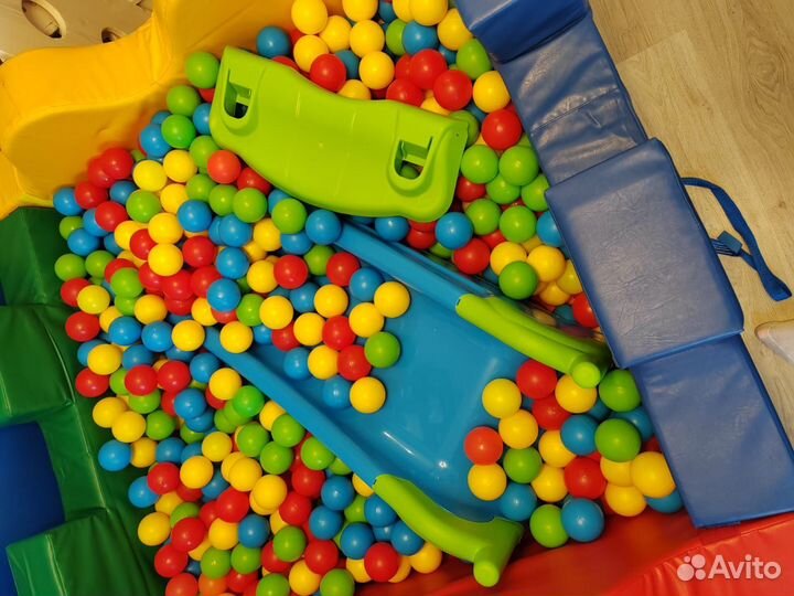 Сухой бассейн с шариками и горкой