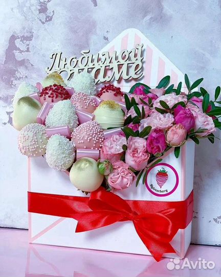 Вкусные букеты из клубники с цветами