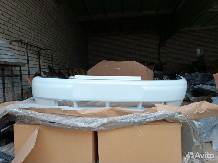 Бампер передний на автомобили ваз 2110 белый