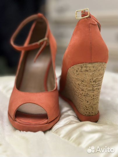 Босоножки на танкетке 38