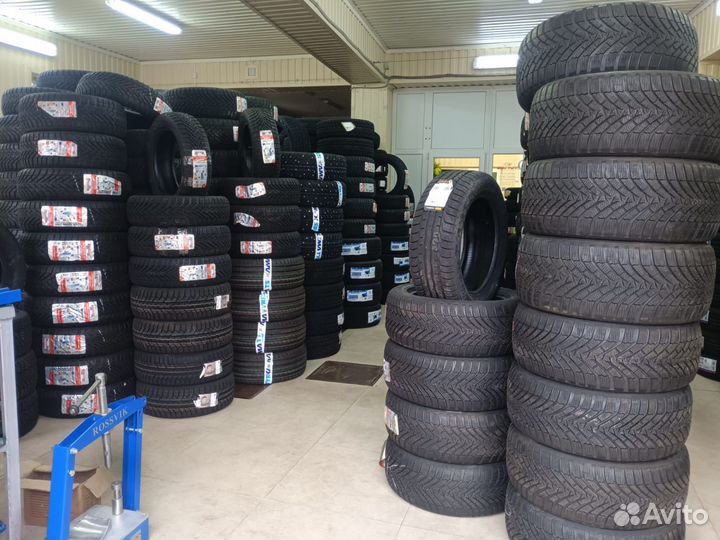 LingLong Green-Max Winter UHP 235/45 R18