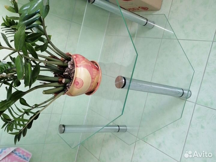 Стеклянный столик
