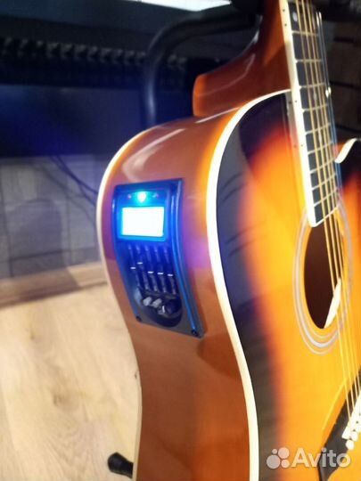 Электроакустическая гитара с подключением и чехлом