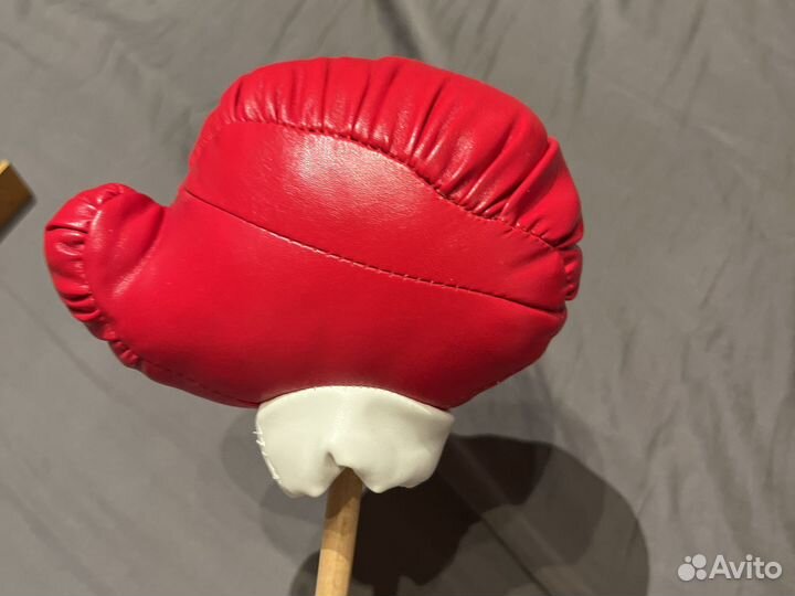 Боксерская перчатка на палке