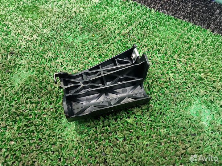 Крепление решетки бампера переднего правое Toyota