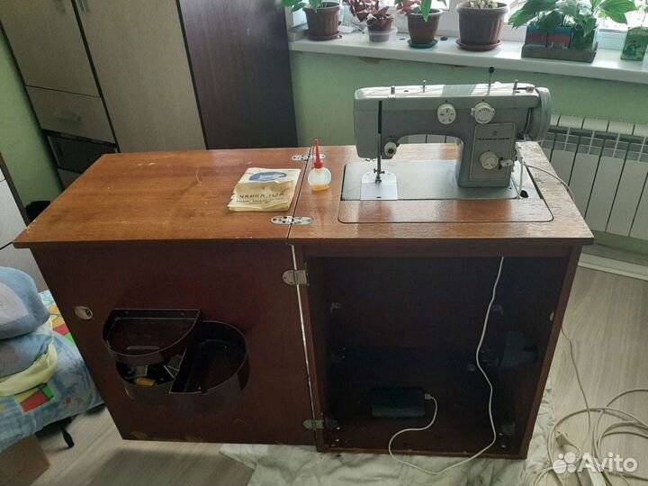 Швейная машина Чайка 142м