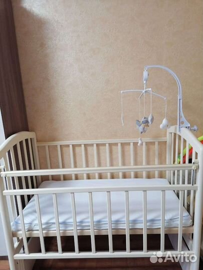 Детская кроватка с маятником