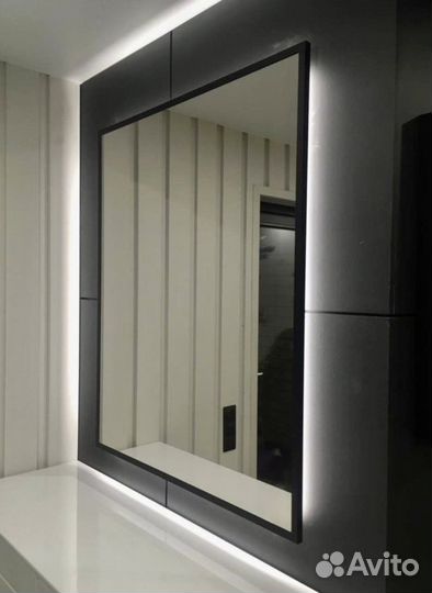 Зеркало в металлической раме с подсветкой