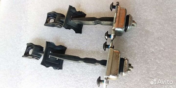 Ограничитель двери передней и задней. Октавия а5