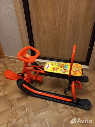 Детский снегокат со спинкой