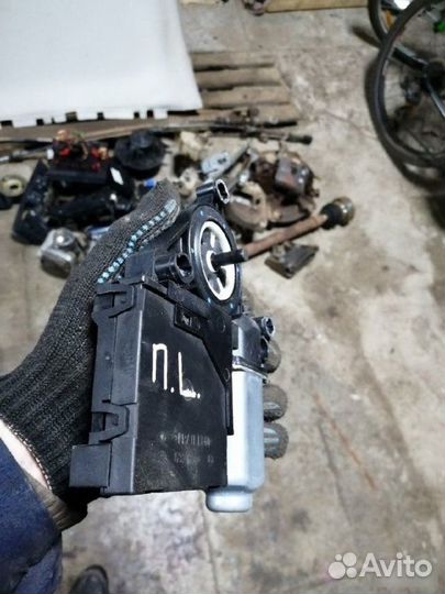 Моторчик стеклоподъемника Skoda Octavia A5