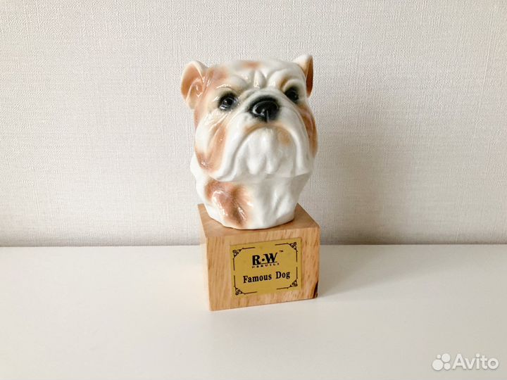 Фарфоровая статуэтка собаки