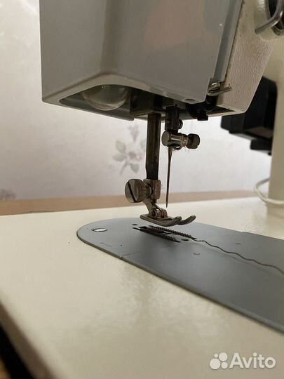 Машинка швейная Чайка 143