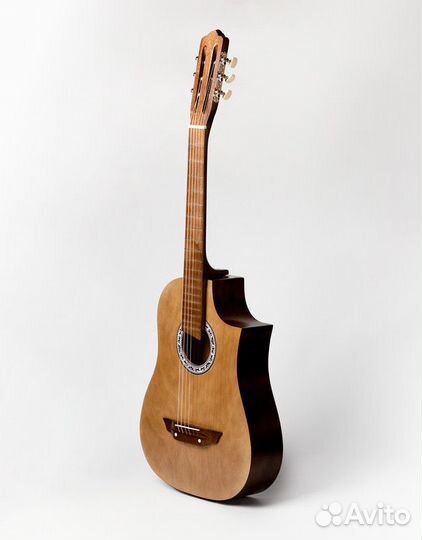 Акустическая гитара с вырезом