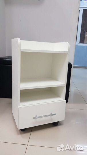 Педикюрная полка на колесах