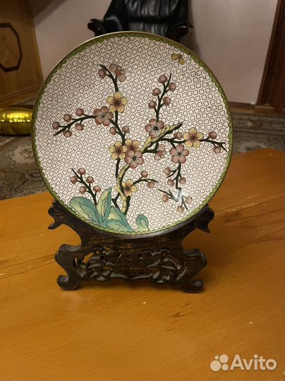 Тарелка клузоне на подставке деревянной