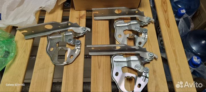 Петля капота правая VAG 760823302C из Европы