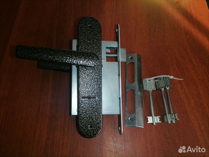 Замок дверной