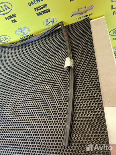 Уплотнительная резинка передней правой двери акцен