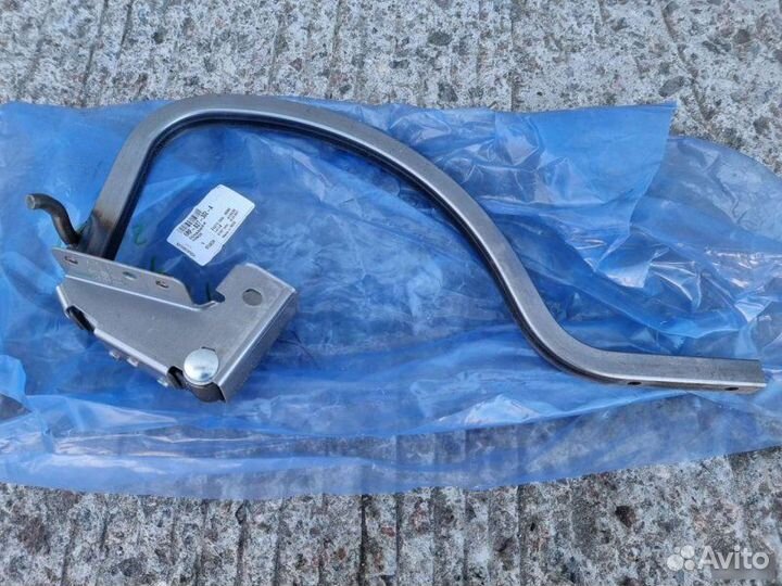 Петля крышки багажника правая Volkswagen Polo