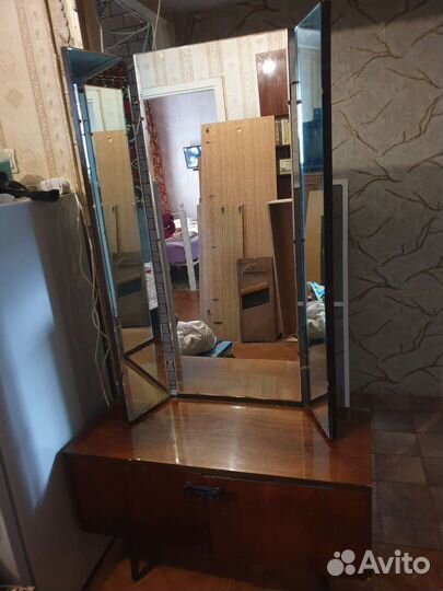 Трюмо с зеркалом