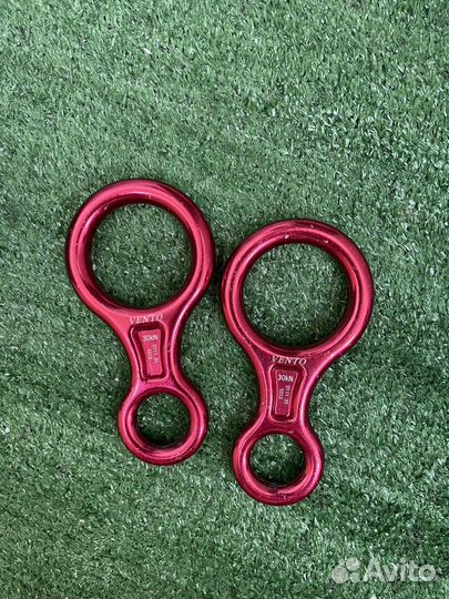 Восьмерка для спуска и караьины