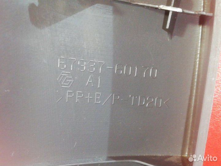 Обшивка двери багажника правая Toyota Land Cruiser