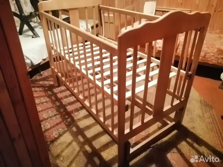 Детская кроватка с маятником