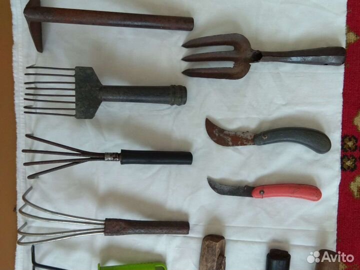 Различный мелкий инструмент для сада и огорода
