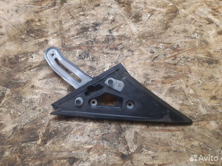 Кронштейн зеркала передний правый Subaru Legacy