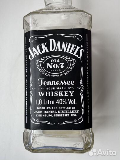 Пустые бутылки из-под элитного алкоголя Whisky