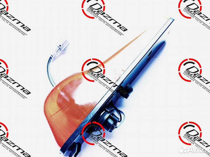 Isuzu 8972218130 Фонарь повторитель поворотов прав