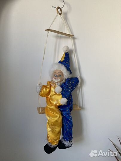 Клоун на качелях