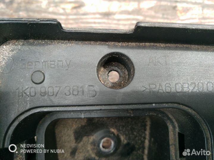 Кронштейн блока предохранителей Фольксваген Пассат