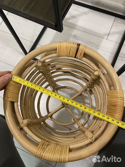 Подскавка для цветов из ротанга