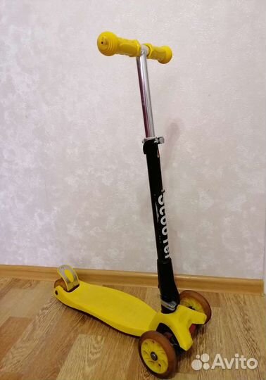 Самокат трехколесный